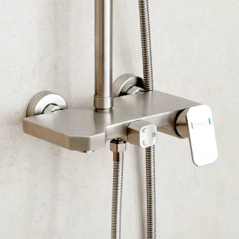 Смеситель для душевой со стойкой на стену - MAT│ECO Серия INOX RUTIL - однорычажный, с изливом, нержавеющая сталь