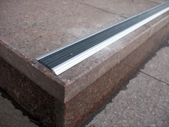 P1, Алюминиевый противоскользящий профиль плоский длина 1,8 м, ширина 4 см, Серебристый матовый