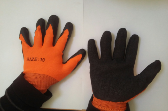 Перчатки защитные оранжево-черные прорезиненные